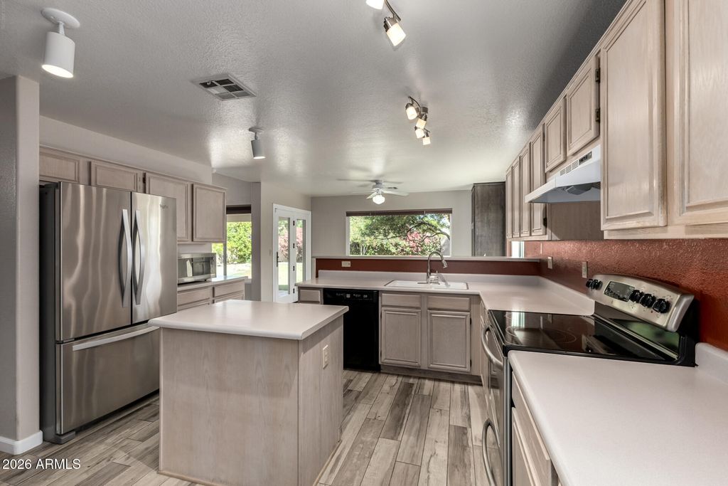 Image 13 of property listing at 21961 N 69TH Avenue, Glendale, AZ 85310