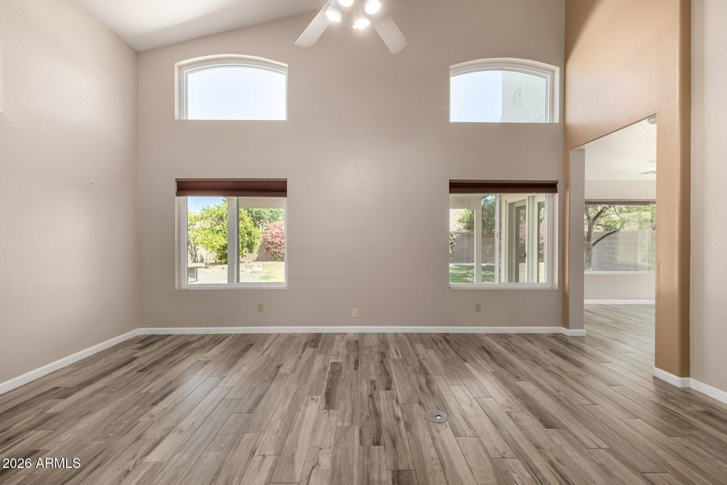 Image 7 of property listing at 21961 N 69TH Avenue, Glendale, AZ 85310