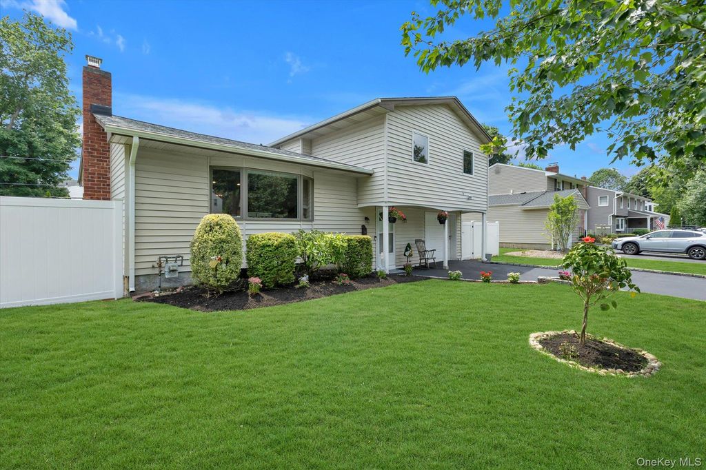 18 Catherwood Crescent, Melville, NY 11747