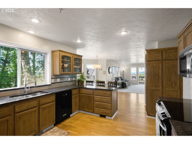 16023 TRAIL Dr, Oregon City, OR 97045