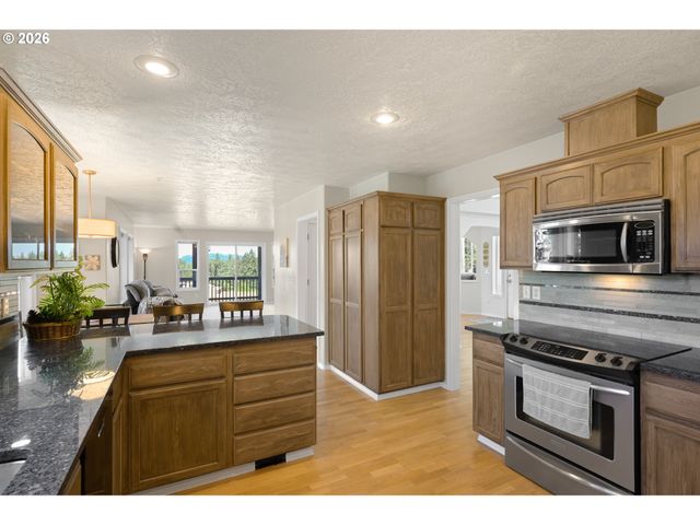 16023 TRAIL Dr, Oregon City, OR 97045