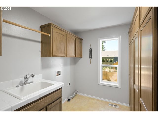 16023 TRAIL Dr, Oregon City, OR 97045