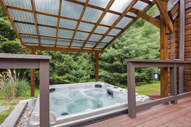 691 Peenpack Trail, Sparrowbush, NY 12780