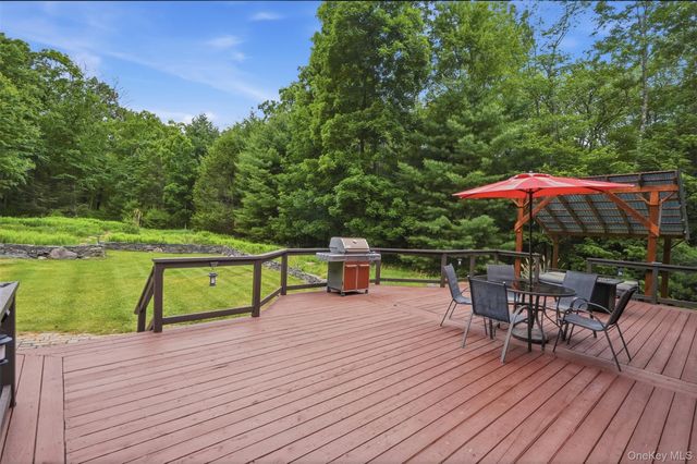 691 Peenpack Trail, Sparrowbush, NY 12780