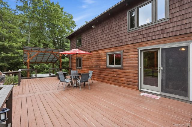 691 Peenpack Trail, Sparrowbush, NY 12780