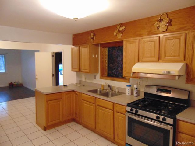 26436 COUZENS Avenue, Madison Heights, MI 48071