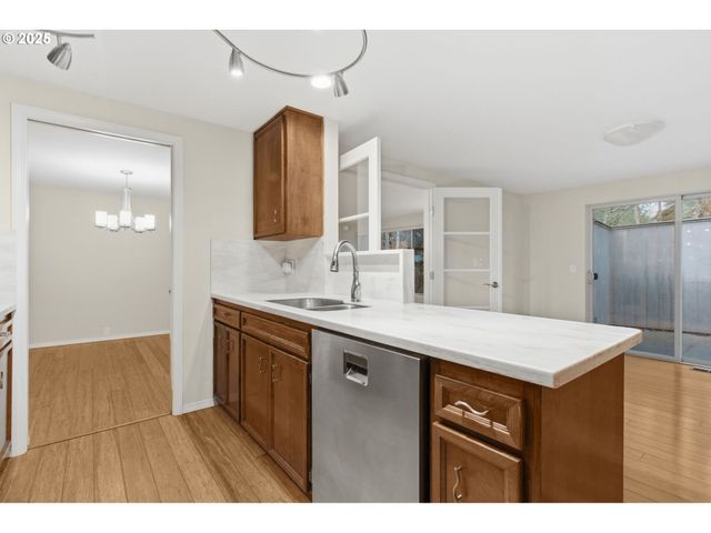 17 WESTBROOK Way, Eugene, OR 97405