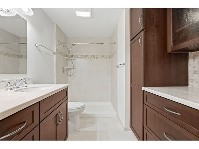 17 WESTBROOK Way, Eugene, OR 97405