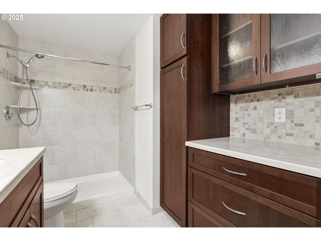 17 WESTBROOK Way, Eugene, OR 97405