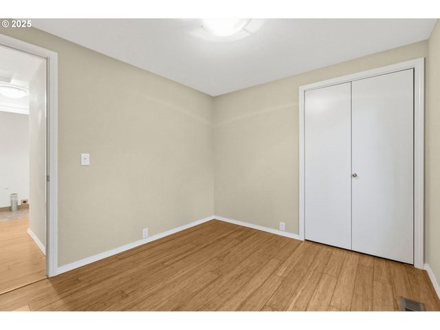 17 WESTBROOK Way, Eugene, OR 97405