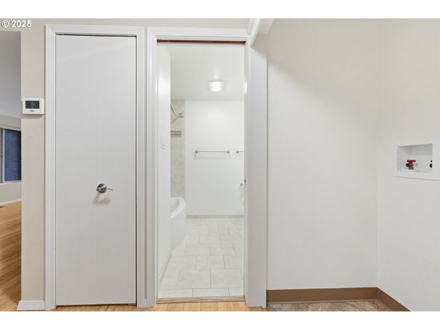 17 WESTBROOK Way, Eugene, OR 97405