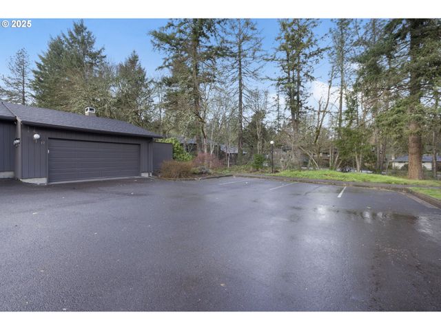 17 WESTBROOK Way, Eugene, OR 97405