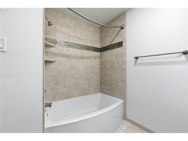 17 WESTBROOK Way, Eugene, OR 97405