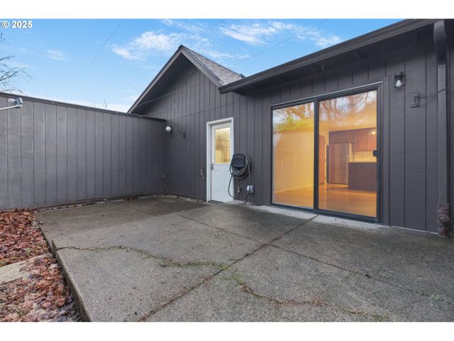 17 WESTBROOK Way, Eugene, OR 97405