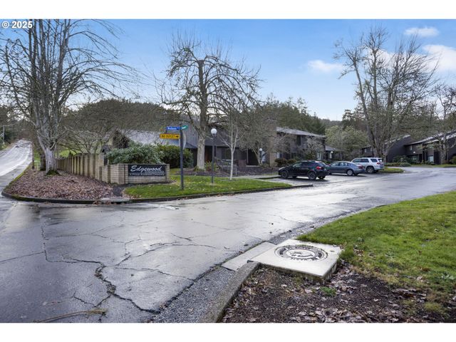 17 WESTBROOK Way, Eugene, OR 97405