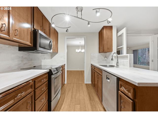 17 WESTBROOK Way, Eugene, OR 97405