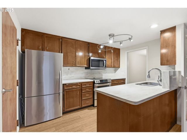 17 WESTBROOK Way, Eugene, OR 97405