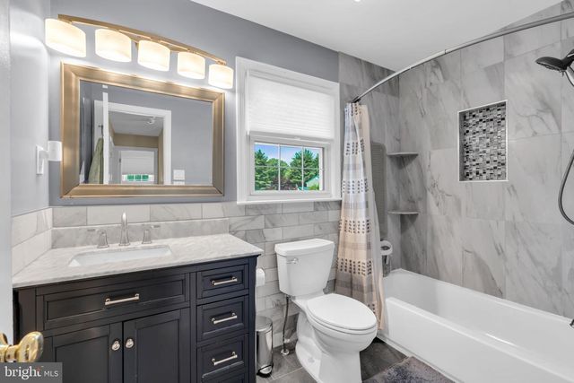 24 TAR HEELS RD, Hamilton, NJ 08619