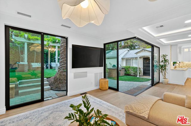 1733 Robson Avenue, Santa Monica, CA 90405