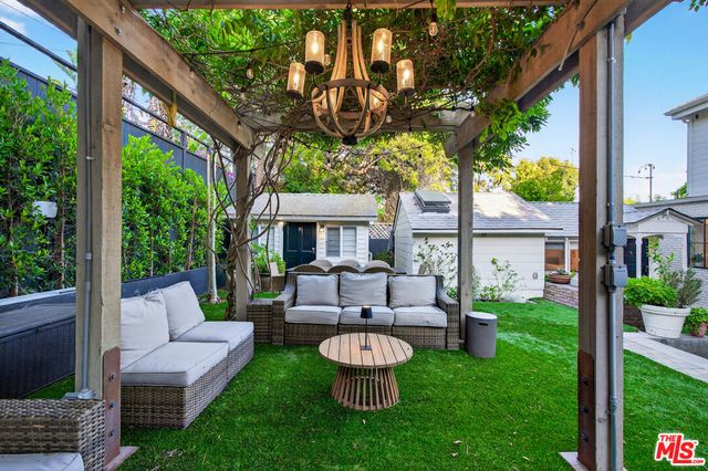 1733 Robson Avenue, Santa Monica, CA 90405