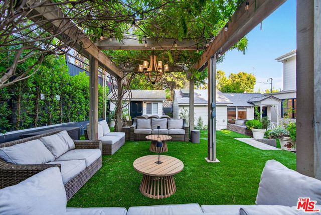 1733 Robson Avenue, Santa Monica, CA 90405