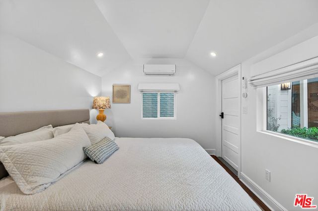 1733 Robson Avenue, Santa Monica, CA 90405