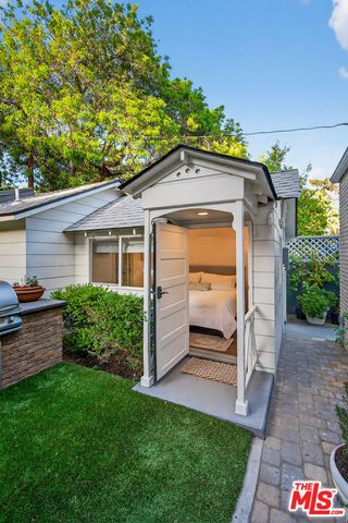 1733 Robson Avenue, Santa Monica, CA 90405
