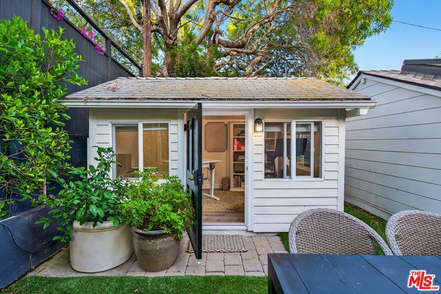 1733 Robson Avenue, Santa Monica, CA 90405
