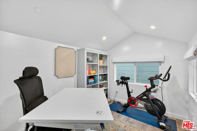1733 Robson Avenue, Santa Monica, CA 90405