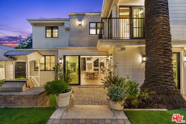 1733 Robson Avenue, Santa Monica, CA 90405
