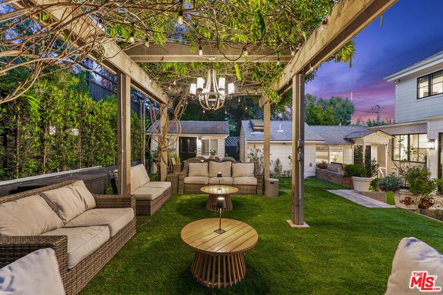 1733 Robson Avenue, Santa Monica, CA 90405