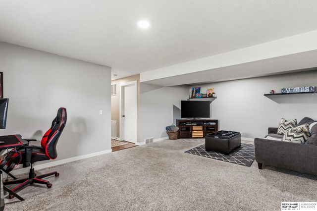 1138 Rawhide Road, Papillion, NE 68046