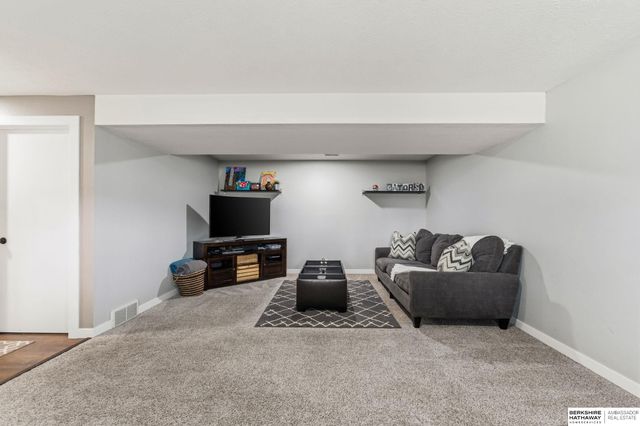 1138 Rawhide Road, Papillion, NE 68046
