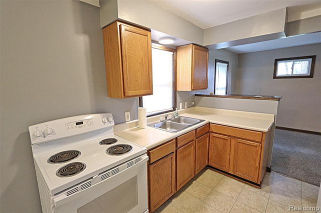 19554 Farmington Road, Livonia, MI 48152
