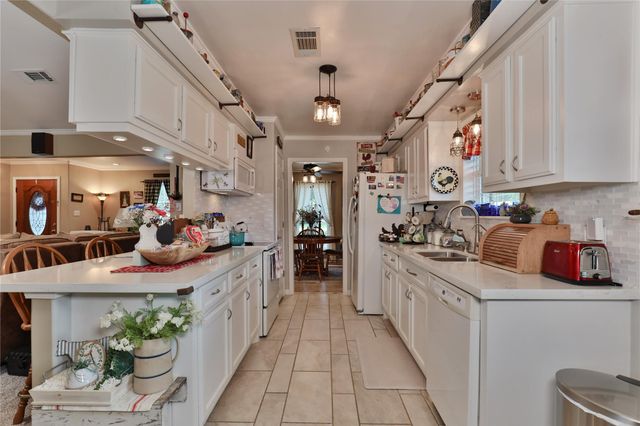 203 Tamarind Street, Lake Jackson, TX 77566