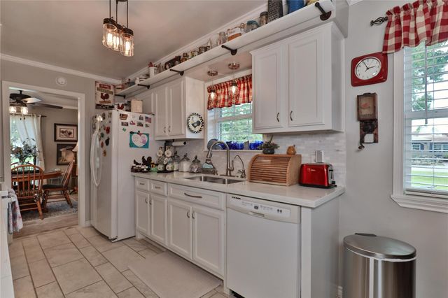 203 Tamarind Street, Lake Jackson, TX 77566