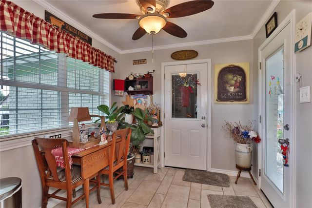 203 Tamarind Street, Lake Jackson, TX 77566