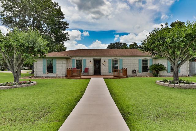 203 Tamarind Street, Lake Jackson, TX 77566