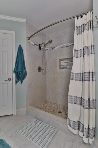 203 Tamarind Street, Lake Jackson, TX 77566