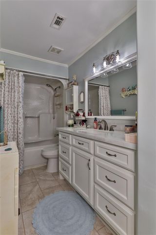 203 Tamarind Street, Lake Jackson, TX 77566