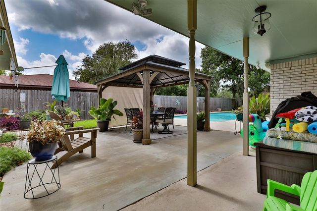 203 Tamarind Street, Lake Jackson, TX 77566