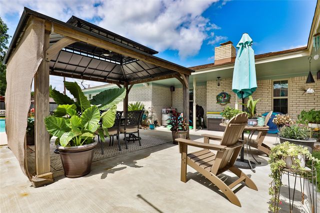 203 Tamarind Street, Lake Jackson, TX 77566