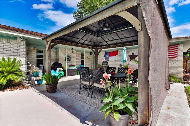 203 Tamarind Street, Lake Jackson, TX 77566