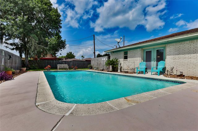 203 Tamarind Street, Lake Jackson, TX 77566