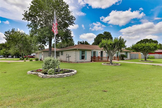 203 Tamarind Street, Lake Jackson, TX 77566