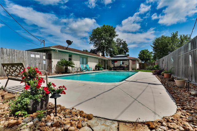 203 Tamarind Street, Lake Jackson, TX 77566