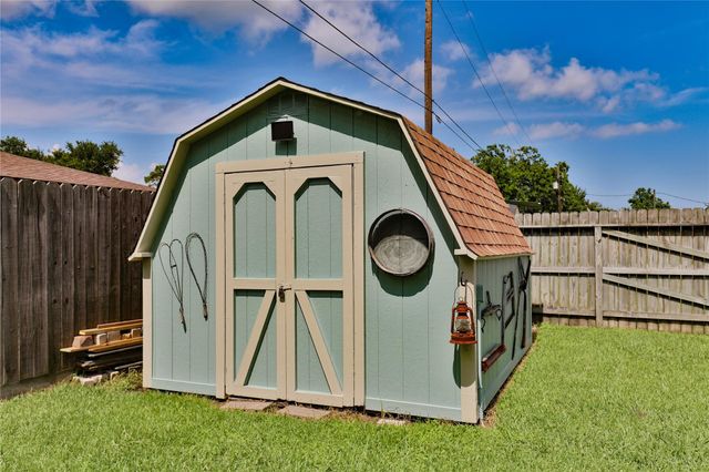 203 Tamarind Street, Lake Jackson, TX 77566