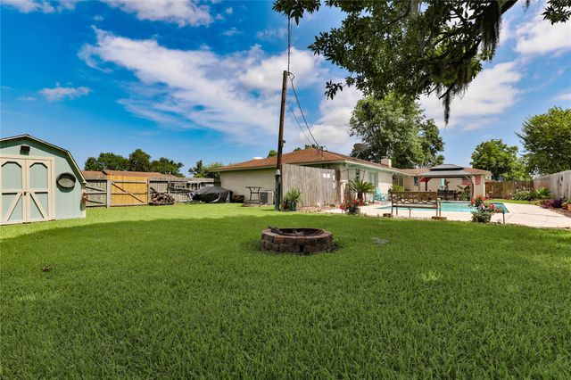 203 Tamarind Street, Lake Jackson, TX 77566