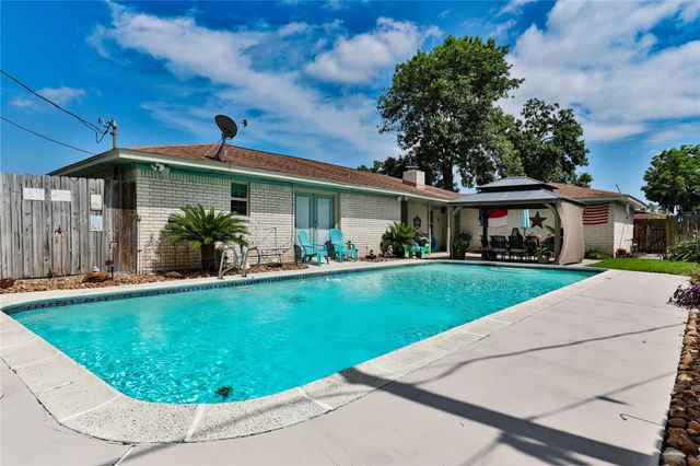 203 Tamarind Street, Lake Jackson, TX 77566