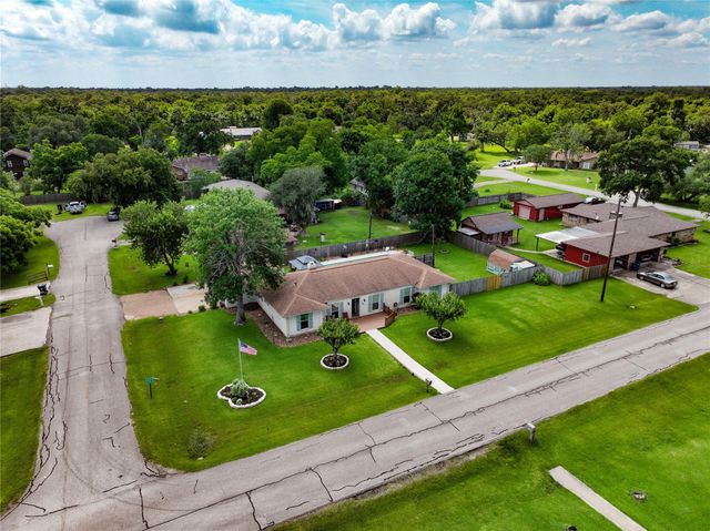 203 Tamarind Street, Lake Jackson, TX 77566